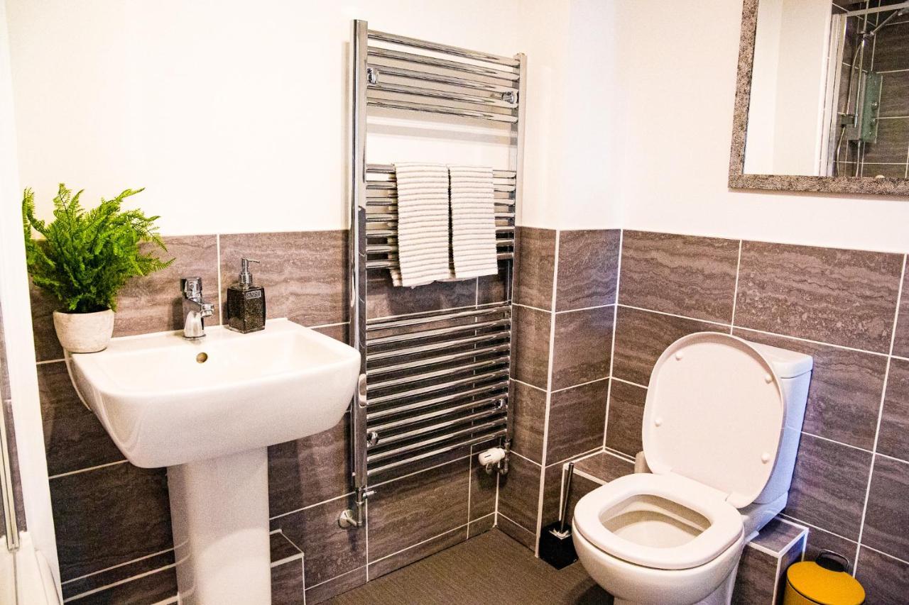A Luxury 2 Bedroom Apartment With 2 Free Parking 채텀 외부 사진