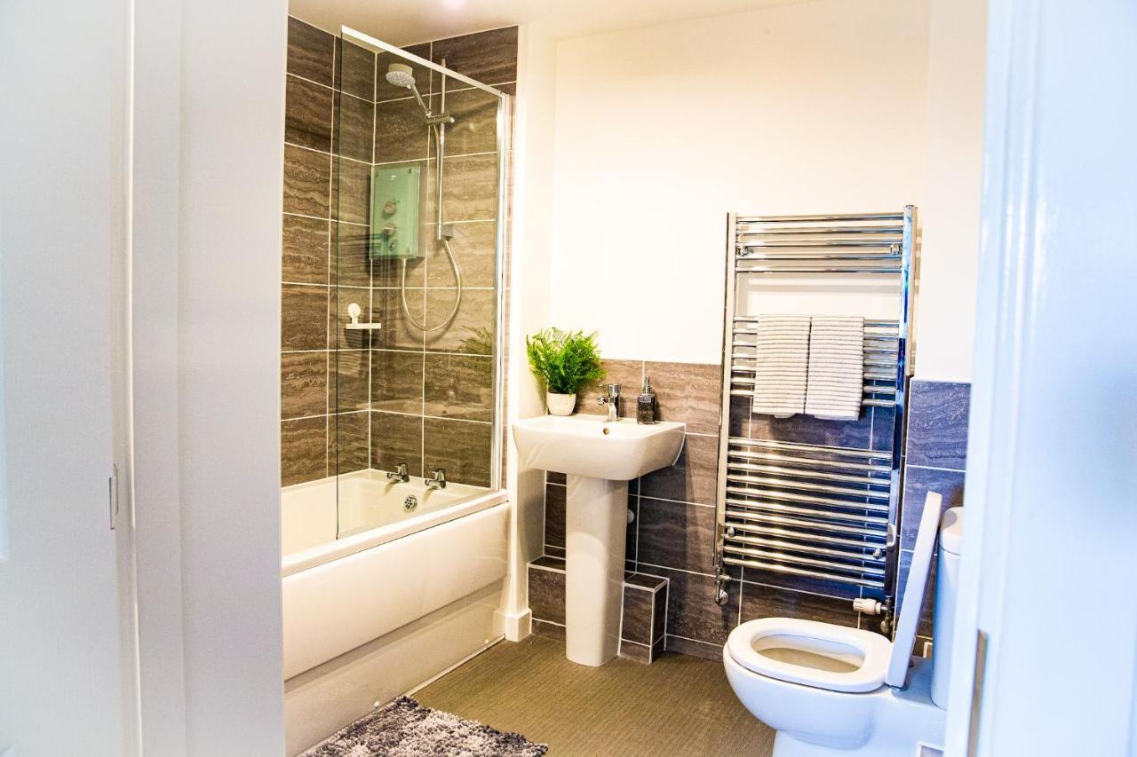 A Luxury 2 Bedroom Apartment With 2 Free Parking 채텀 외부 사진