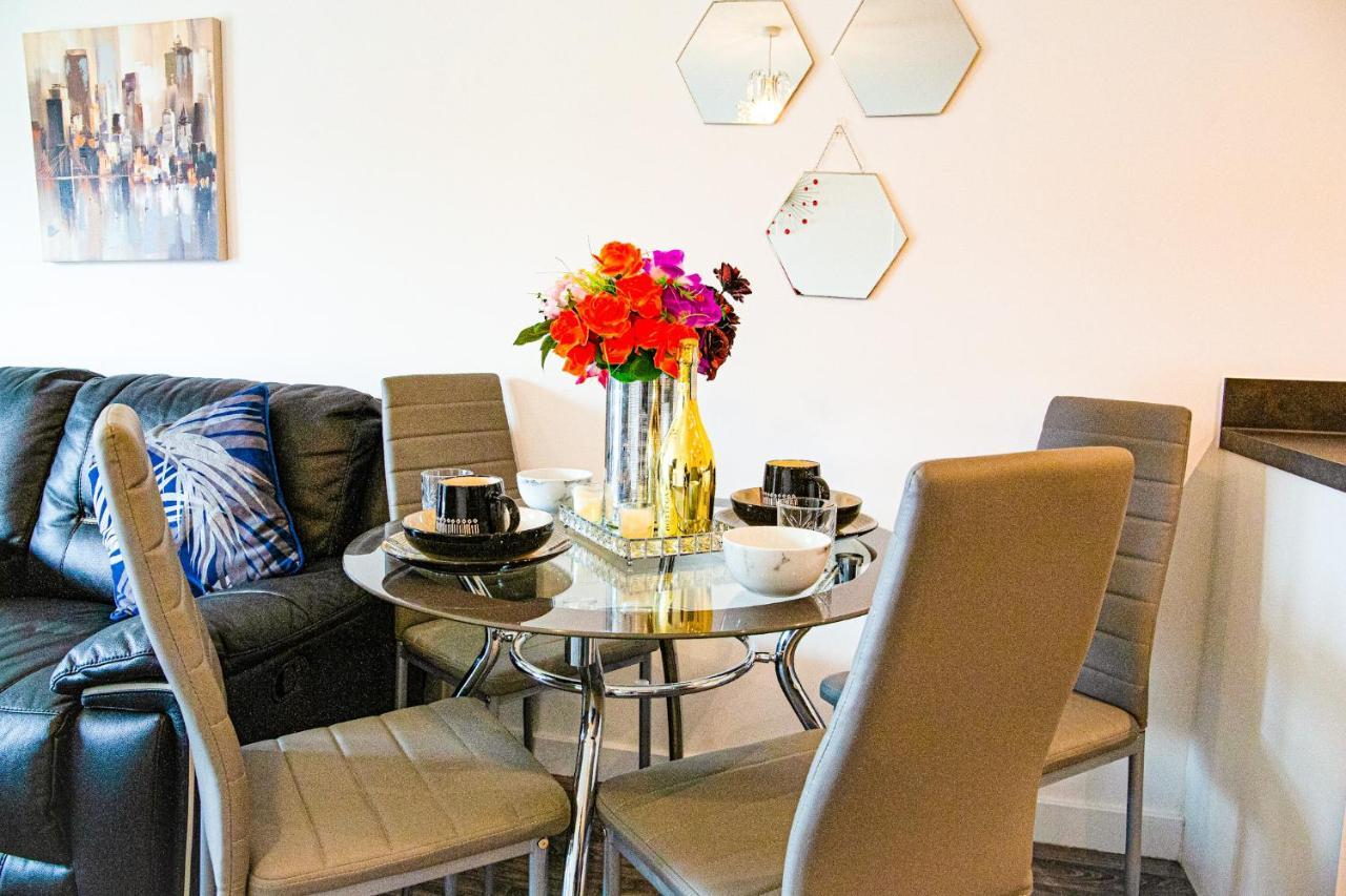 A Luxury 2 Bedroom Apartment With 2 Free Parking 채텀 외부 사진