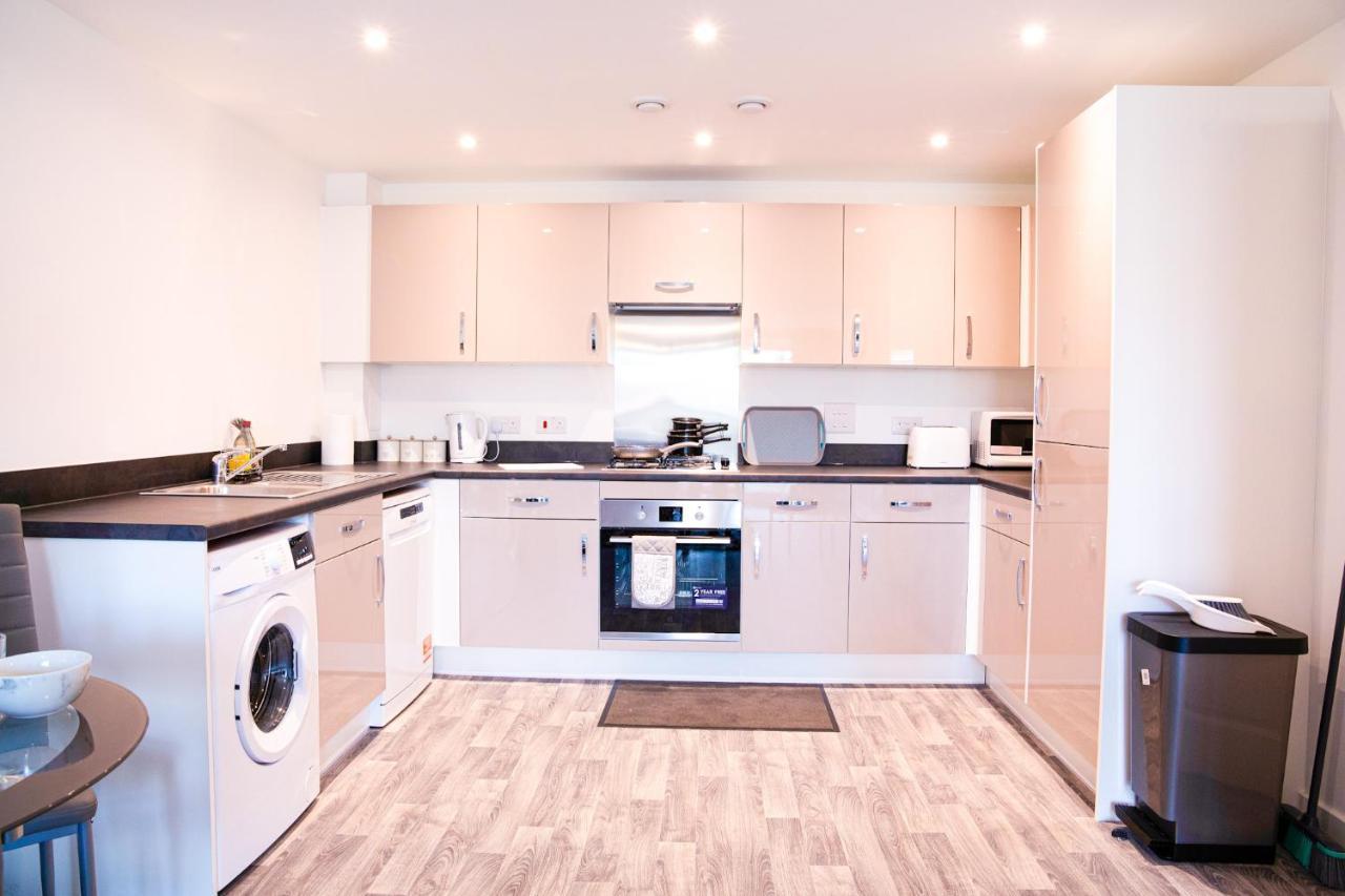 A Luxury 2 Bedroom Apartment With 2 Free Parking 채텀 외부 사진